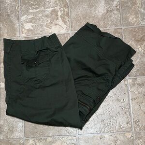 **Last chance** Women’s Army Green Capri pants